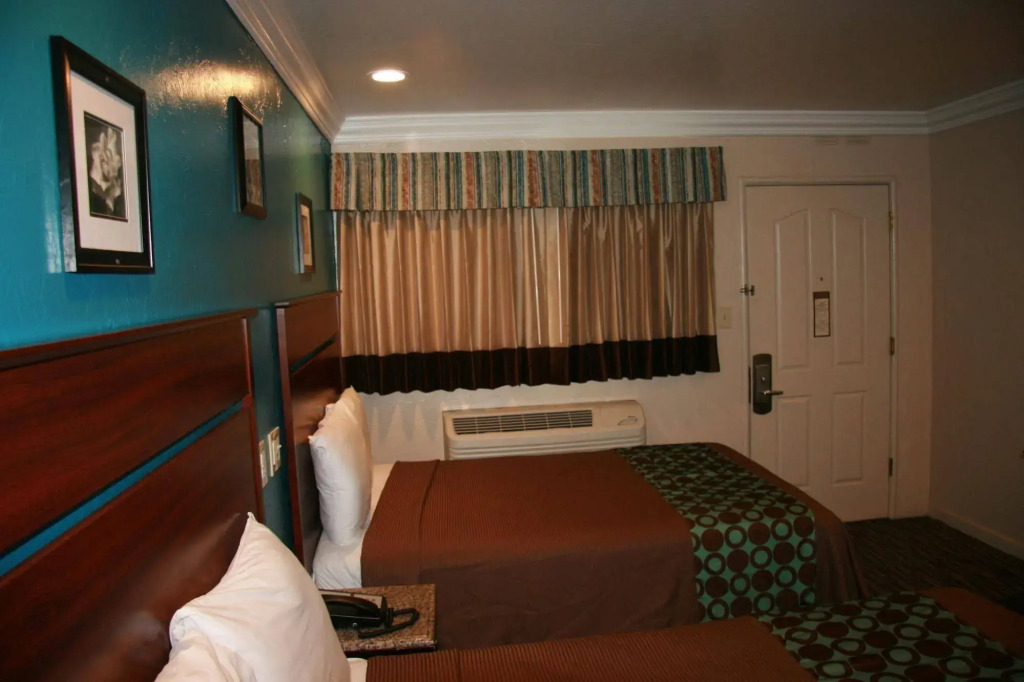 Civic Center Lodge / Lake Merritt BART