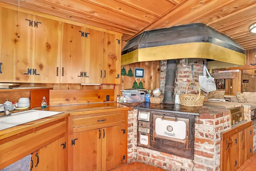 Rustic Knotty Pine - Minutes to the Water!