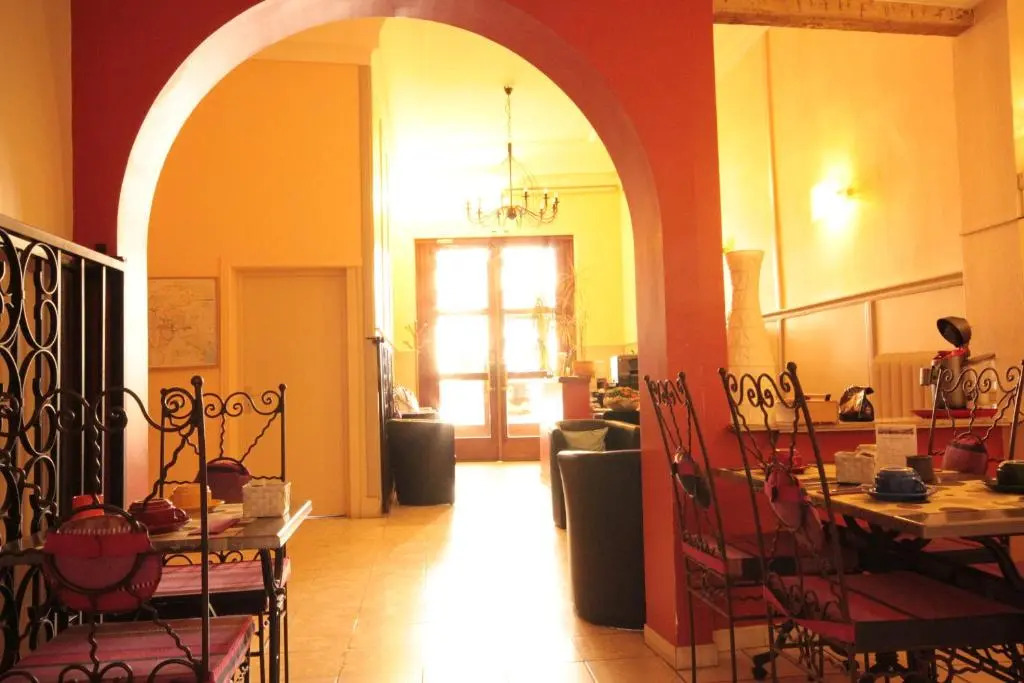 Hôtel Des Arts, Artisanal et Indépendant