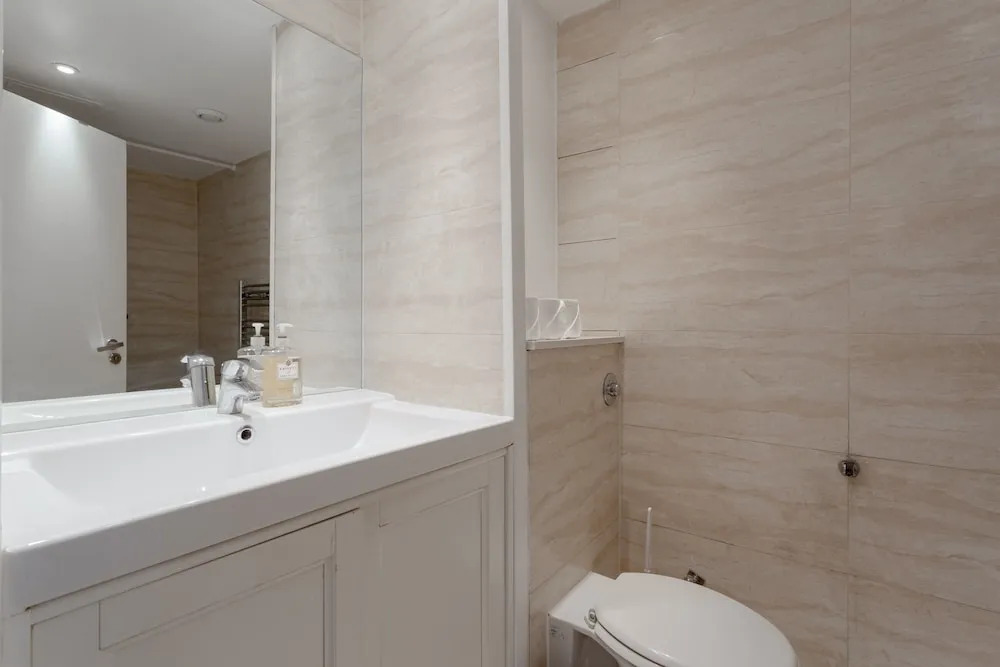 2 Bedroom Apartment in White City