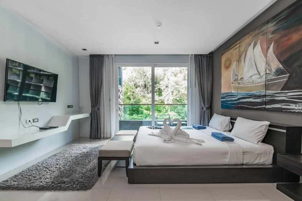 ET618 - Convenient apartment in Patong, pool  and parking