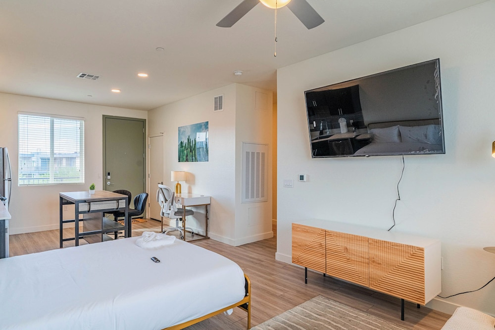 The Lotus Serene Stay with Pool-Gym-EV