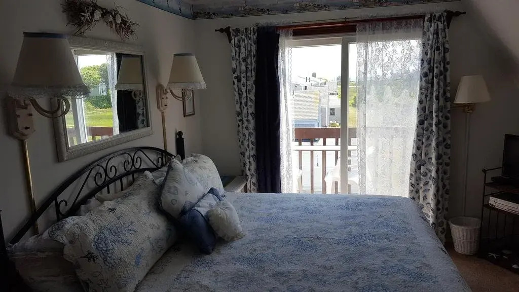 A Cape Cod Ocean Manor Inn