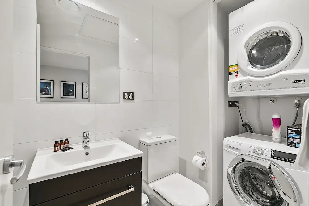 Chic 2BR Pool & Gym - Steps to Ponsonby