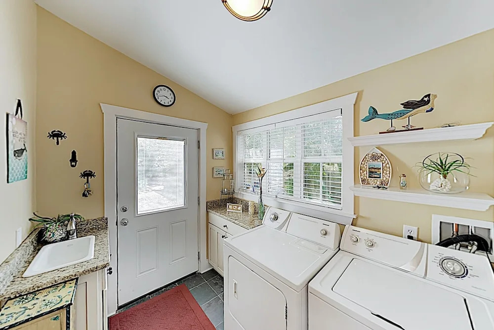 New Listing! the Sea Turtle Inn Uptown Gem 2 Bedroom Home