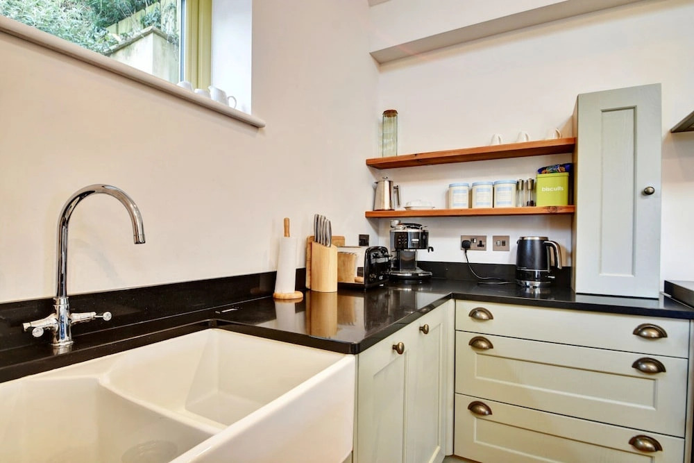 Holiday Home Near Bank Woods Nature Reserve, No Deposit