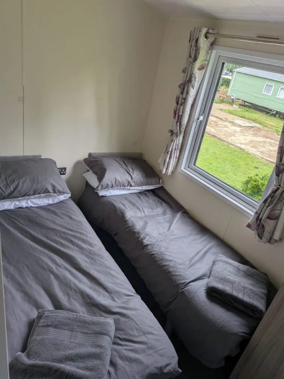 Static Caravan 2 Bed Sleeps 6 Overlooking Water