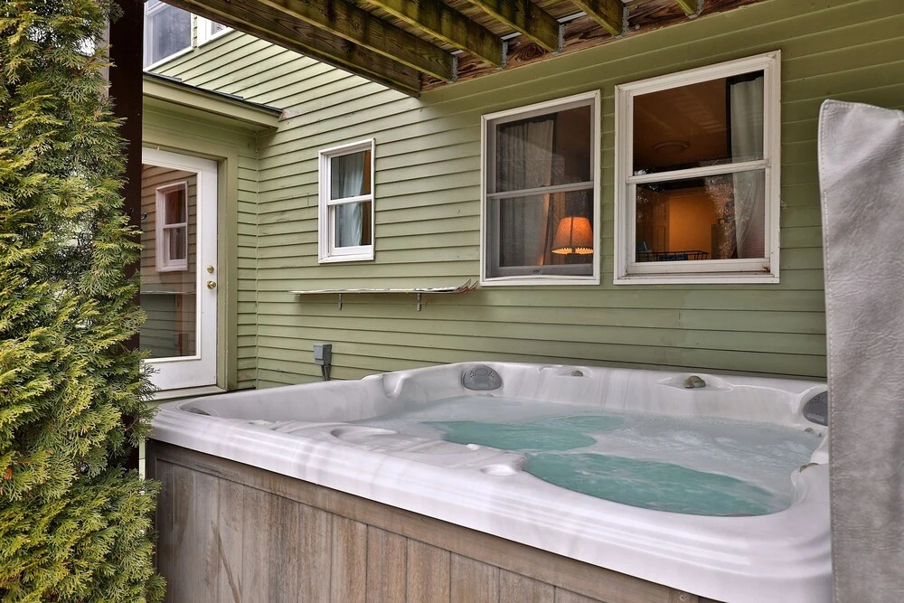 The Tanglewood Lodge- Amazing Ski Home for Groups, Hot Tub, Close to Killington Resort! home