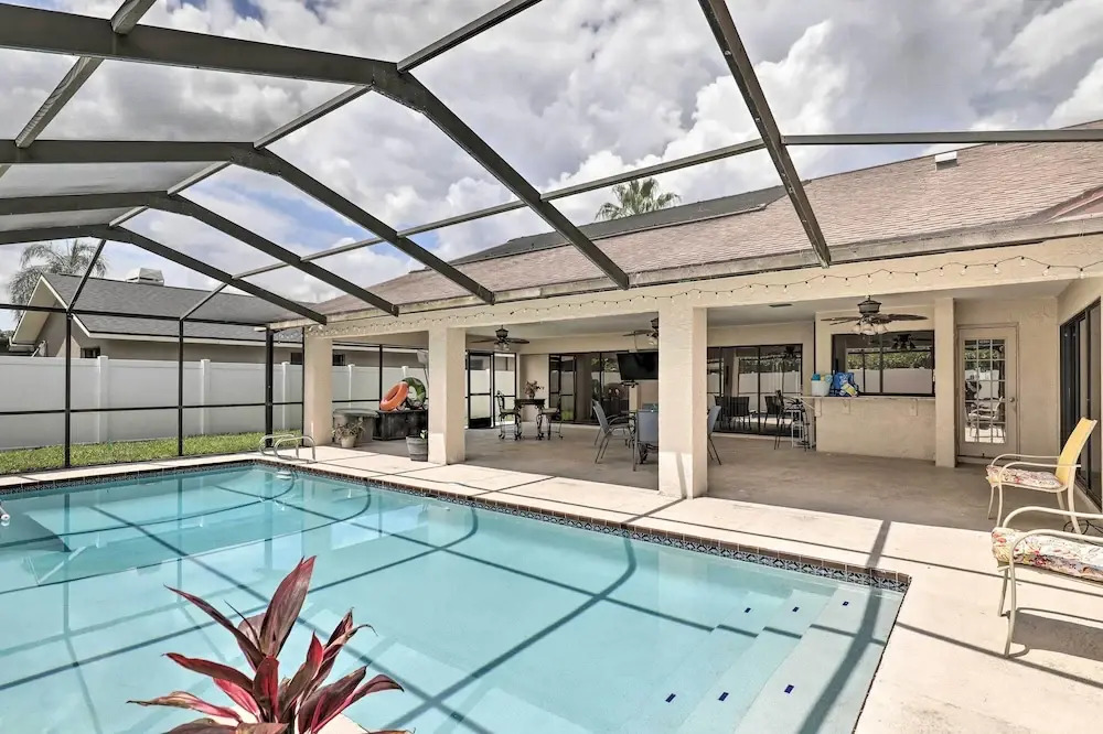 Relaxing Tampa Abode w/ Screened Lanai & Pool