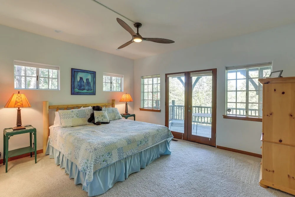 Luxe Lake Arrowhead Home w/ Deck, 3 Mi to Village