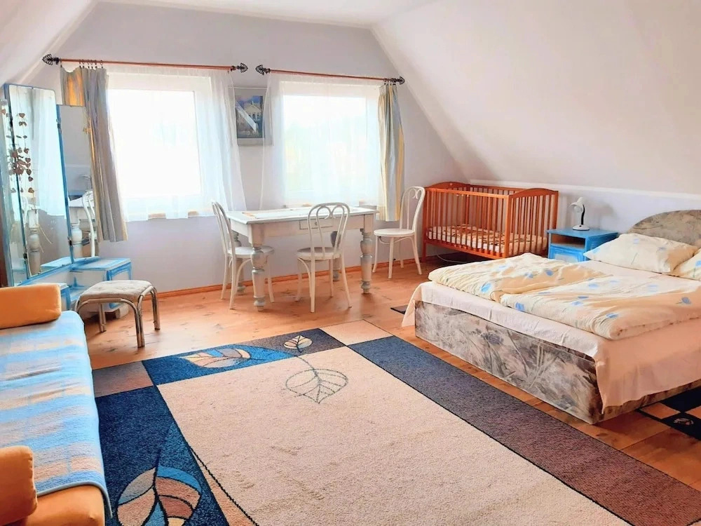 Large, Comfortable Holiday Home Near the Lake