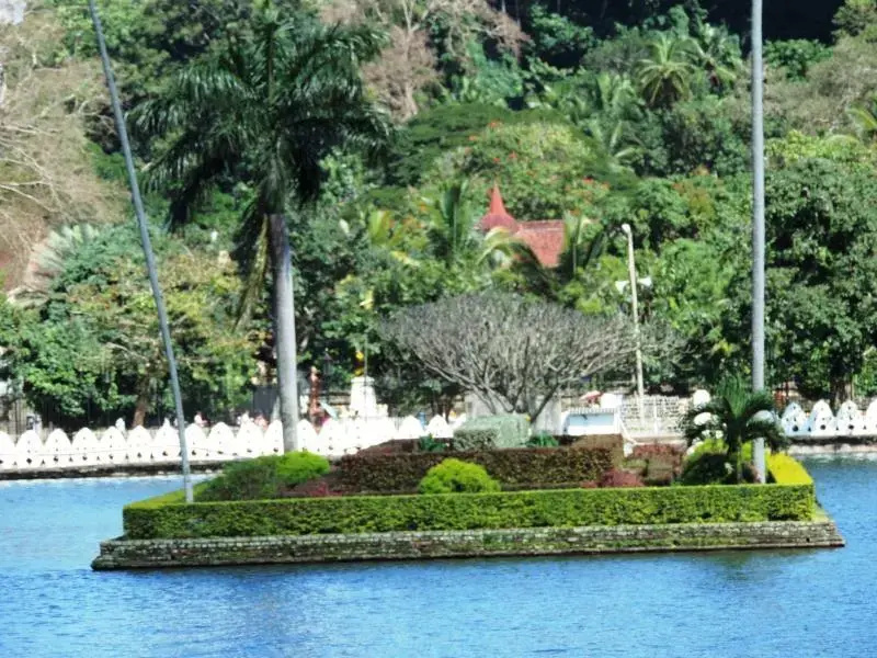 Lakeside Lodge
