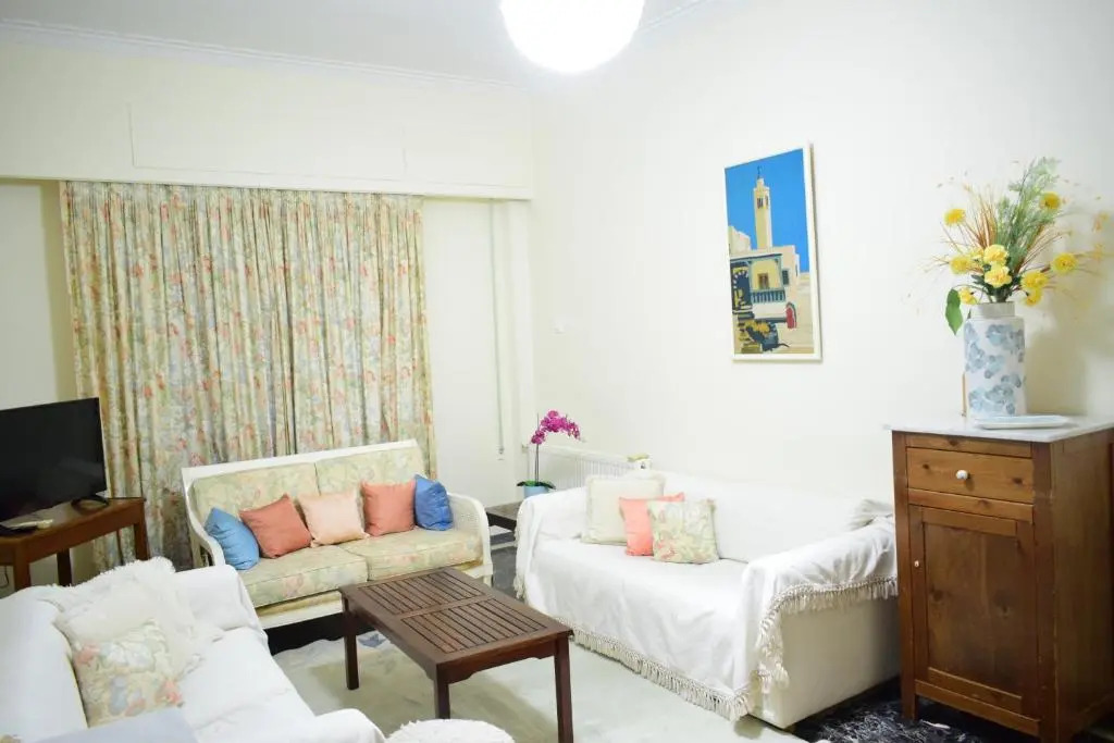 Antonia's 2bedroom with garden and private parking by MK