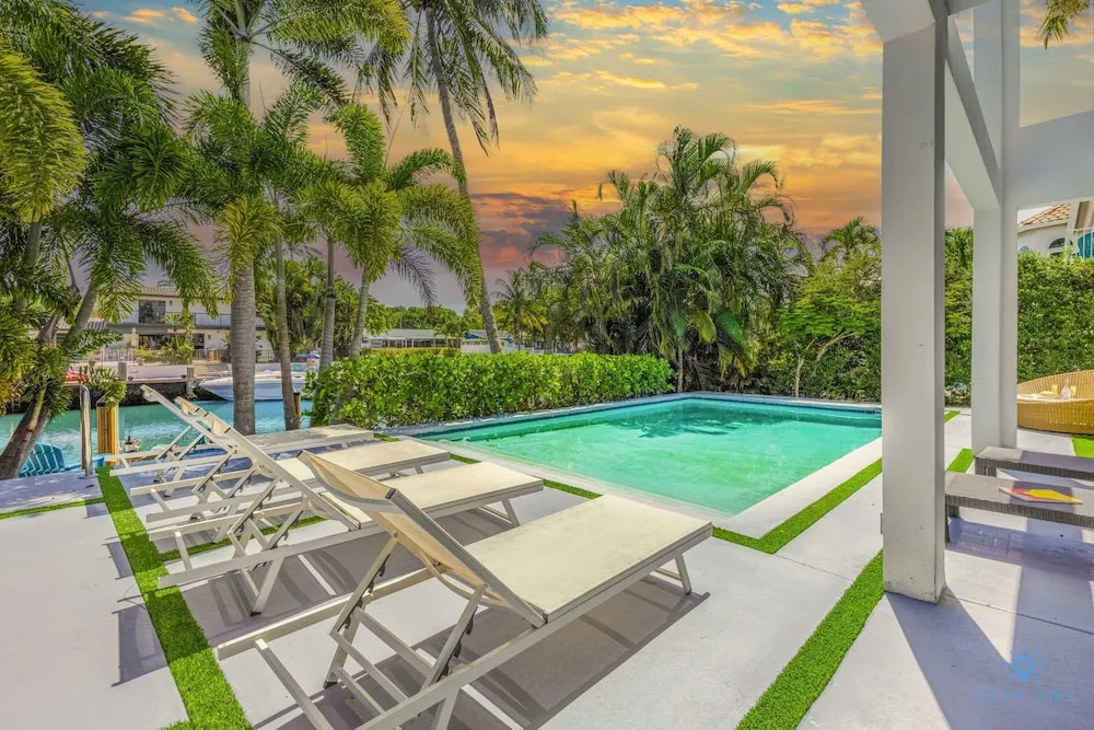Luxe Lakefront Mansion Waterfront, Pompano Beach