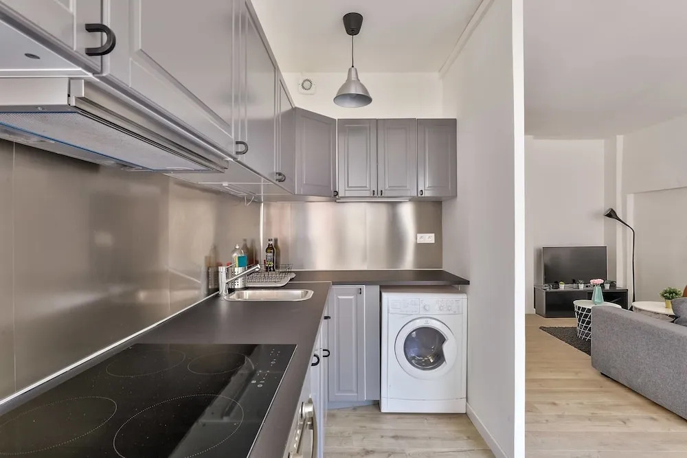 Charming 2 Room Apartment With Balcony - Paris 8ème
