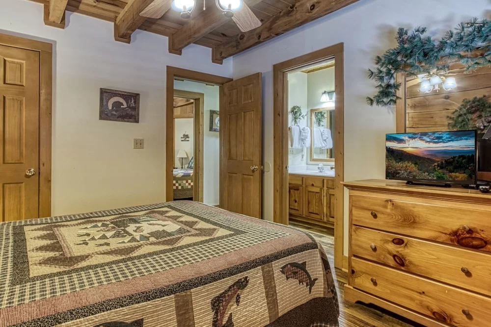 ER254 - Hibernation Hideaway Great Location - Close To Town! 5 Bedroom Cabin by RedAwning