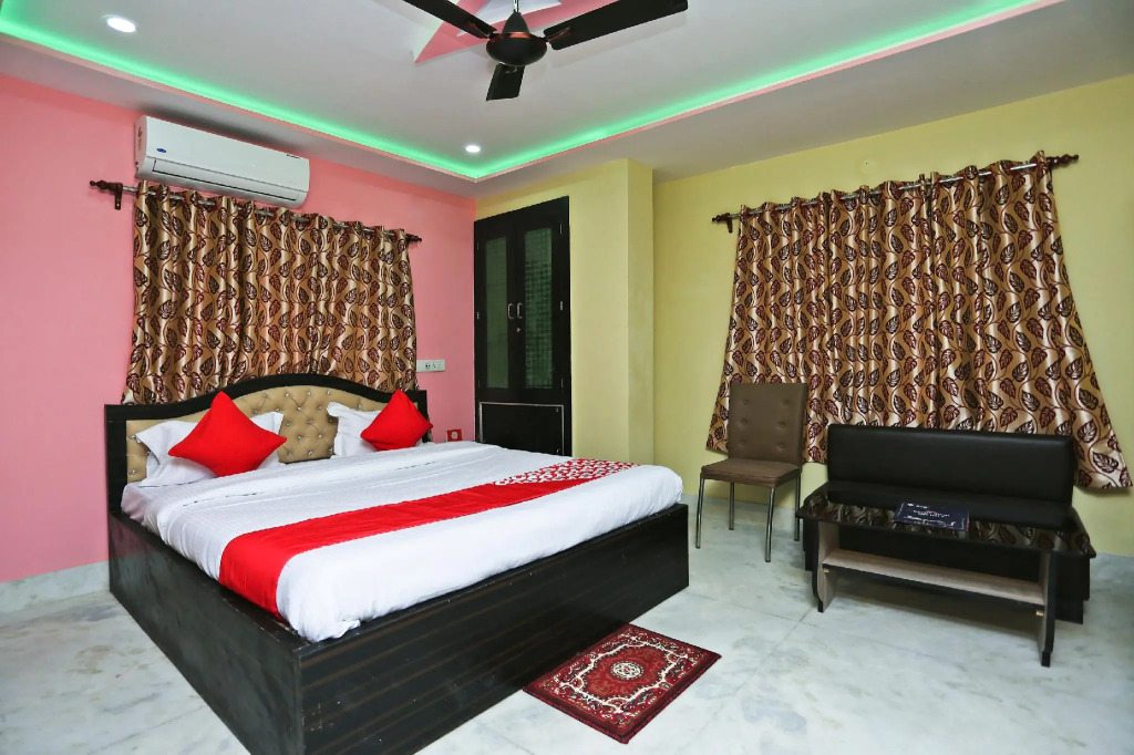OYO 22566 Red Velvet Inn
