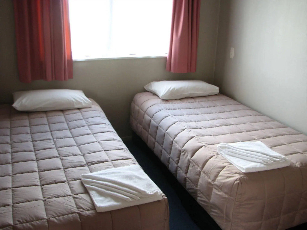 Cobblestone Court Motel - Wenzel Motels