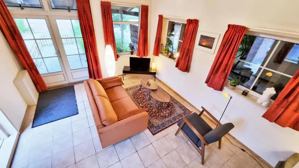 ONO28 Romantic holiday home with large garden