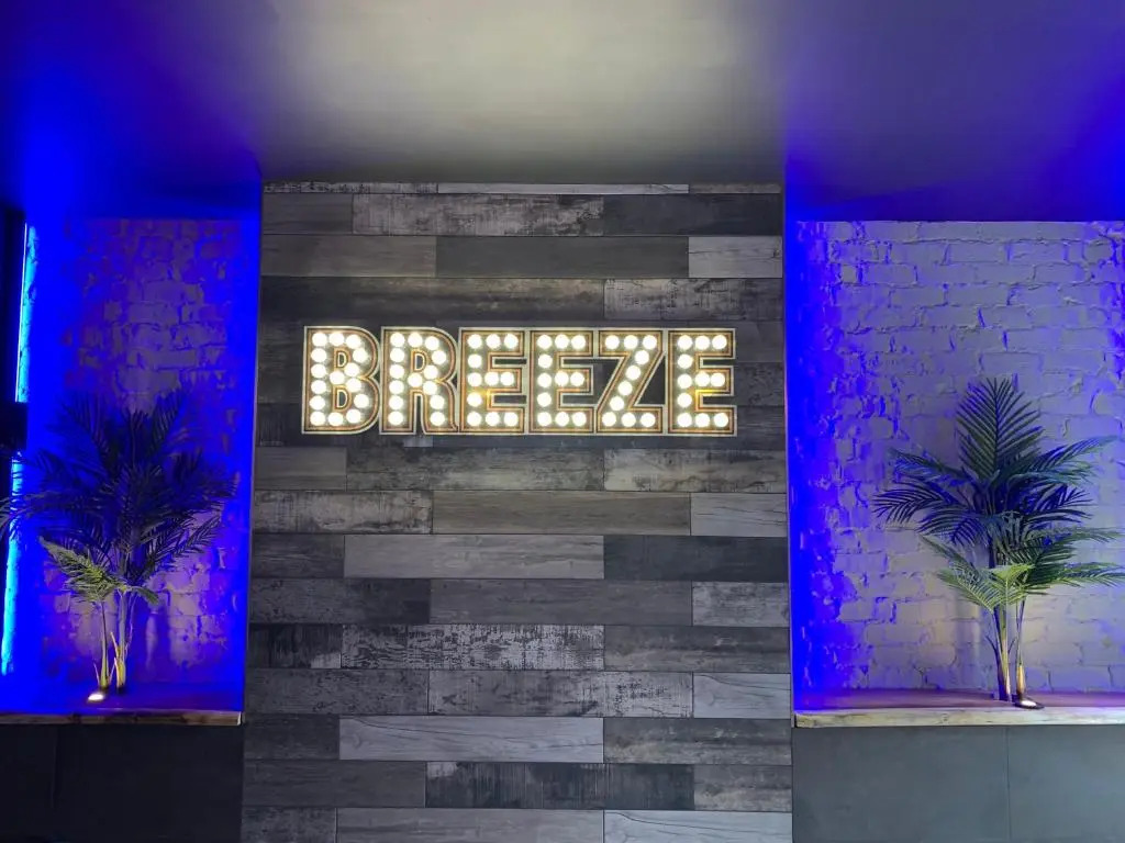 BREEZE SUITES - LUXURY GROUP ACCOM - SLEEPS 19