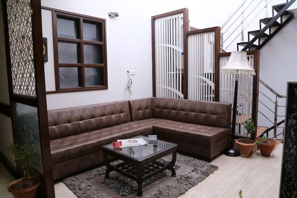 OYO 555 Hotel Mourya
