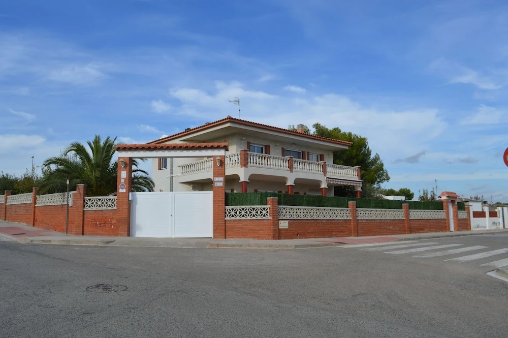 Vista Cunit es una gran casa con piscina, barbacoa