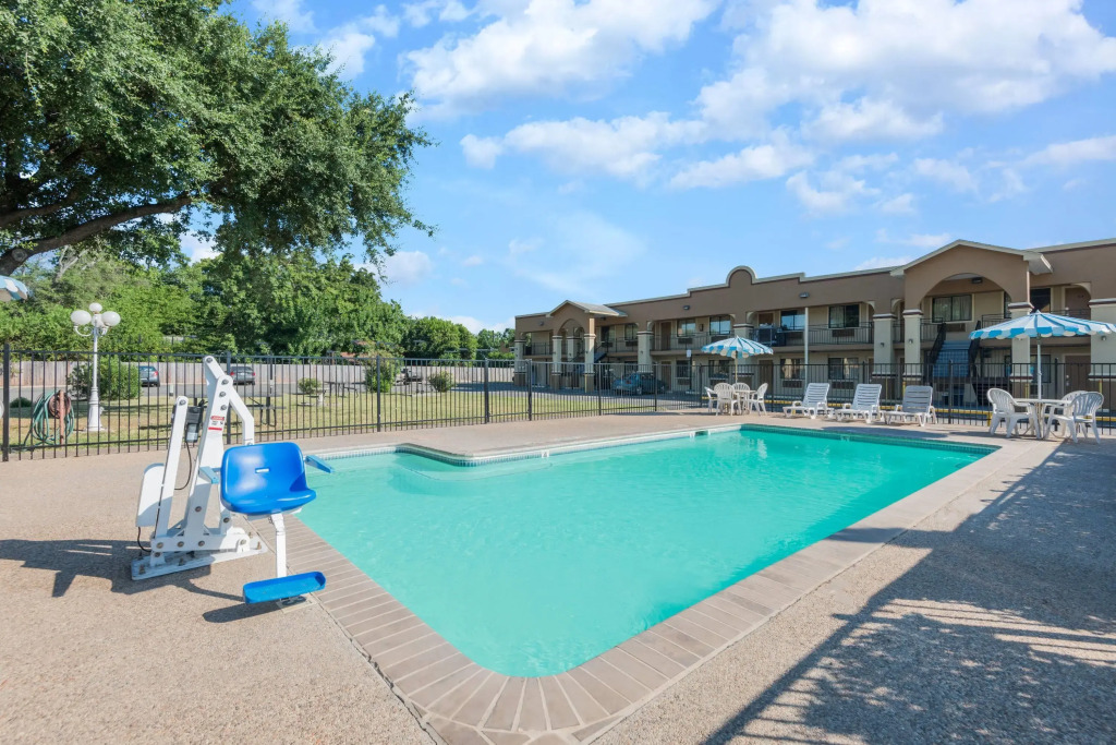 Days Inn by Wyndham San Marcos