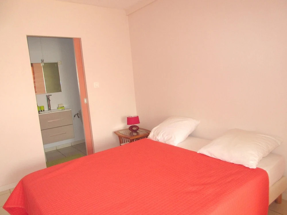 Studio in Le Gosier, With Enclosed Garden and Wifi - 280 m From the Be