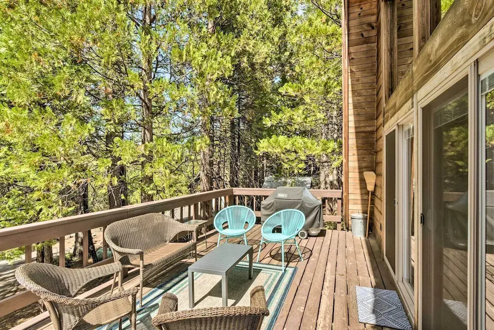 Charming Pinecrest Cabin w/ Private Deck