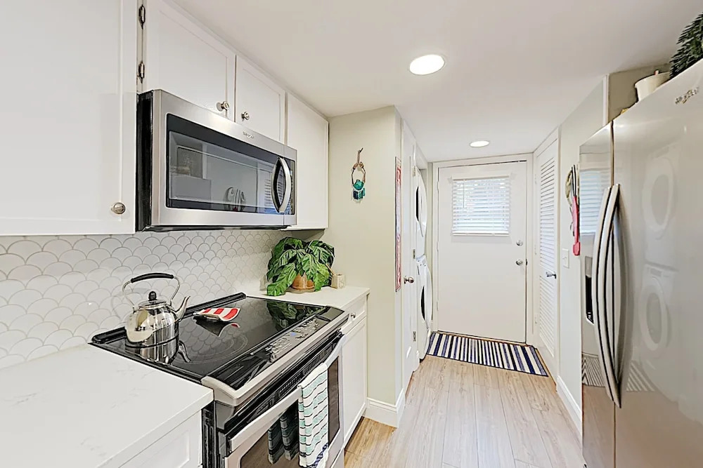 New Listing! Updated W/ Pool - Walk To Beach 3 Bedroom Condo