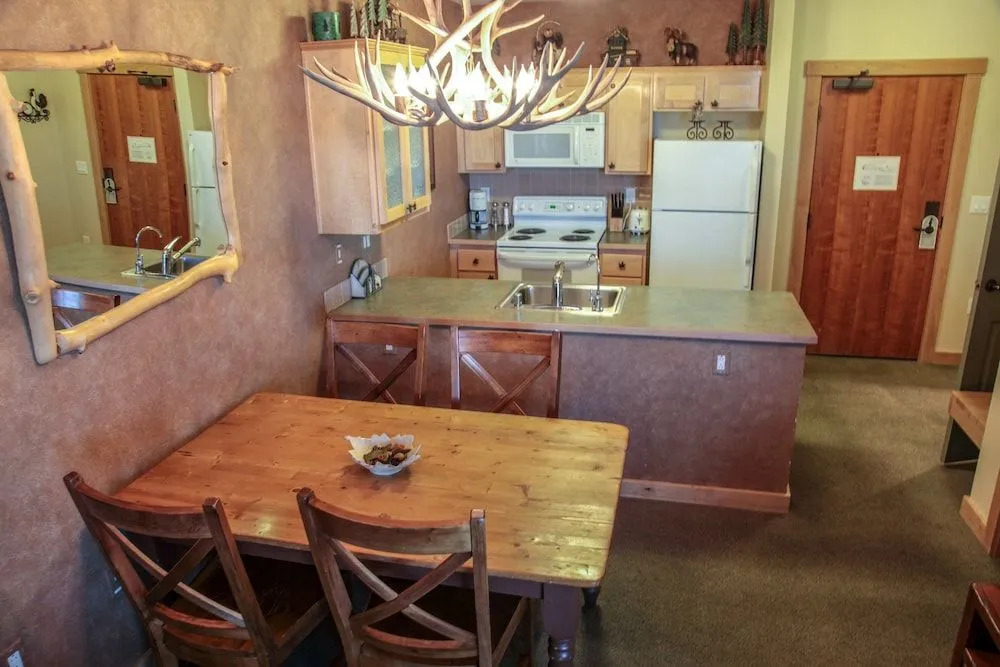Sunstone 103 Updated Condo At Sunstone Lodge with Great Complex Amenities, near Ski-In Ski-Out by RedAwning
