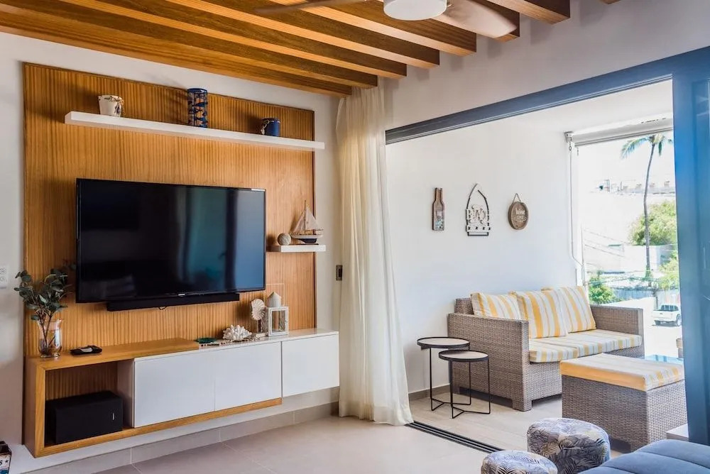 Brand new Luxury Condo With Private Picuzzi 1 Block From the Beach
