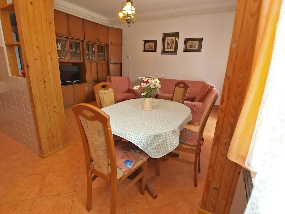 Apartment 439