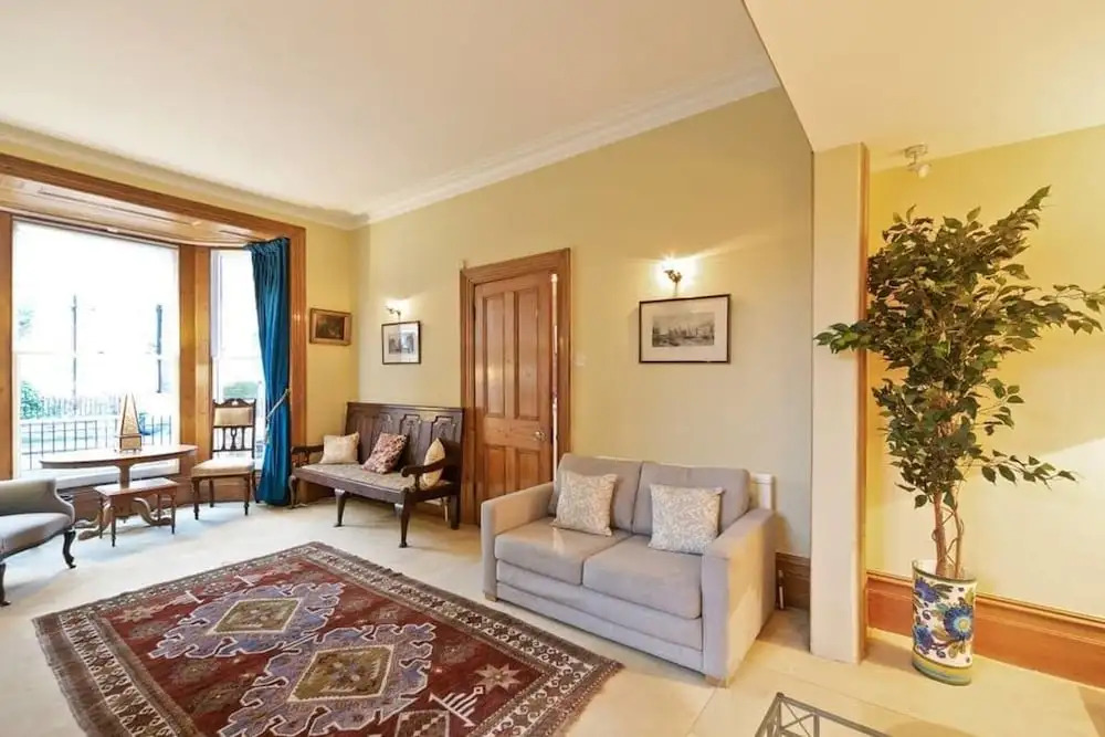Special Offer- 5 bed Victorian in Zone2