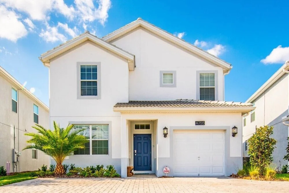 5 Bed Storey Lake Villa with Games & Pool