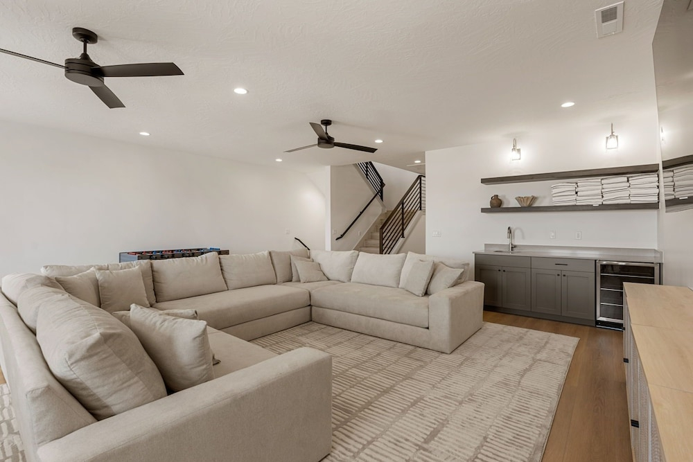 Luxury Rental At Desert Color 6 Bedroom Townhouse