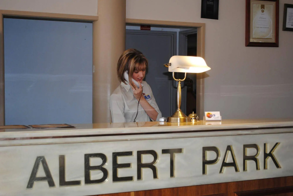 Albert Park Motor Inn - Pool and shaded parking