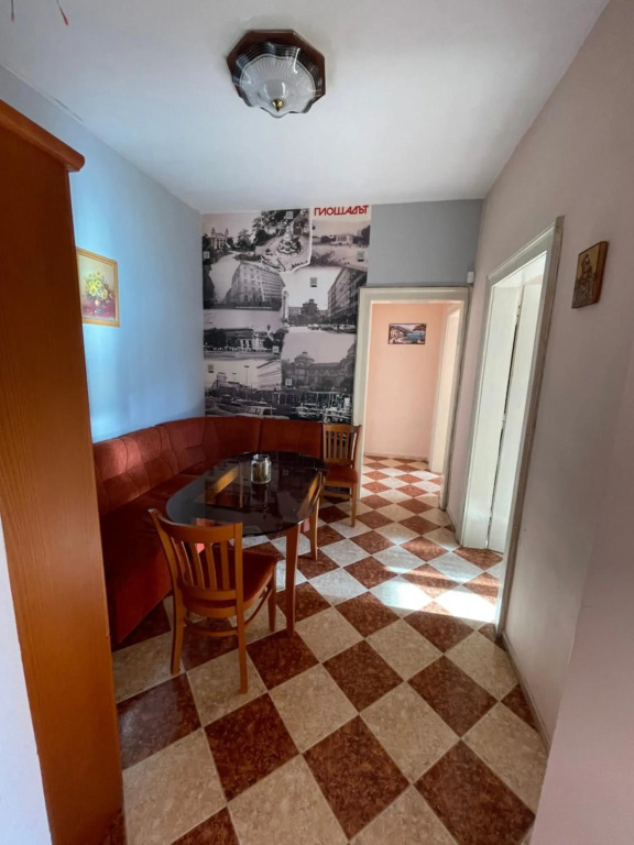 Fantastic 2 Bedroom Apartment - Top Center