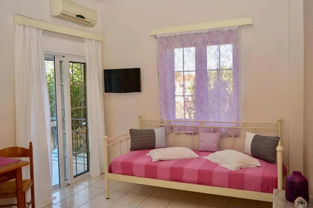Troumpas Family Rooms & Apartments