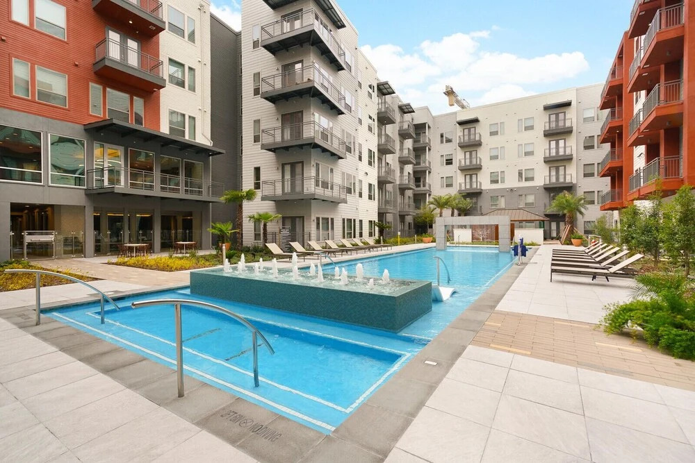 1 BR and 2 BR near Downtown by Frontdesk