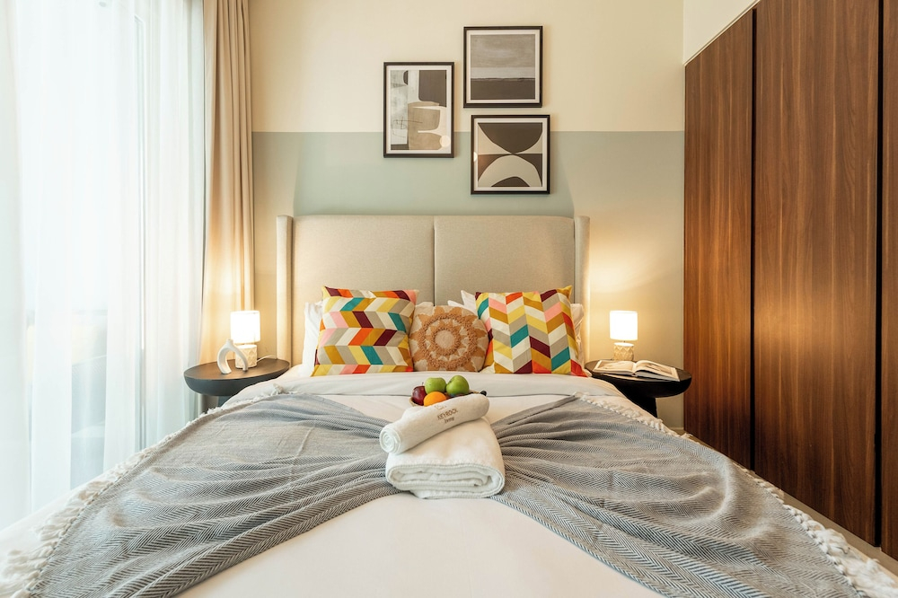 Elegant Reva 1BR - Pool & Gym
