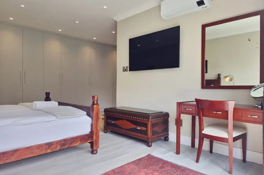 Camps Bay Villa with Pool 150m to the Beach