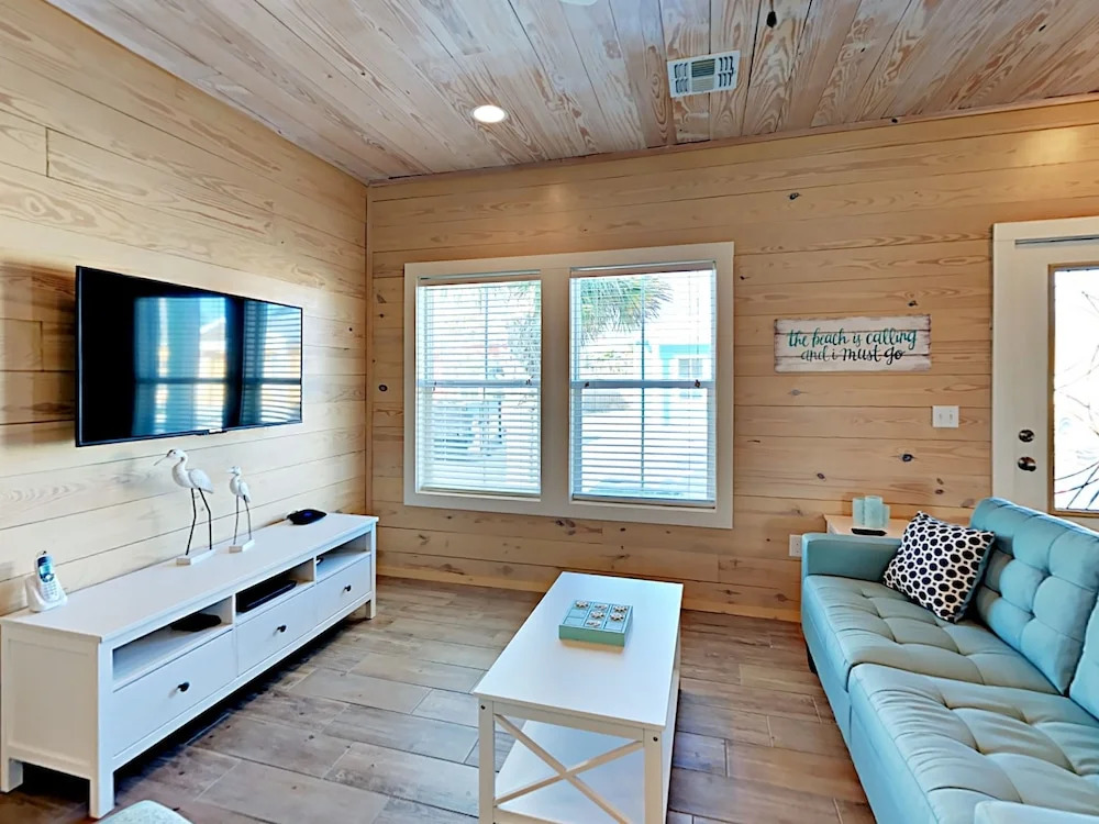 The Lemony Anemone - Three Bedroom Townhome