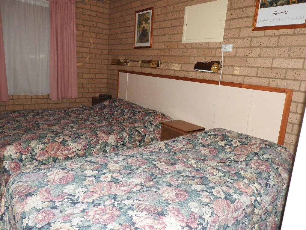 Lone Pine Motel
