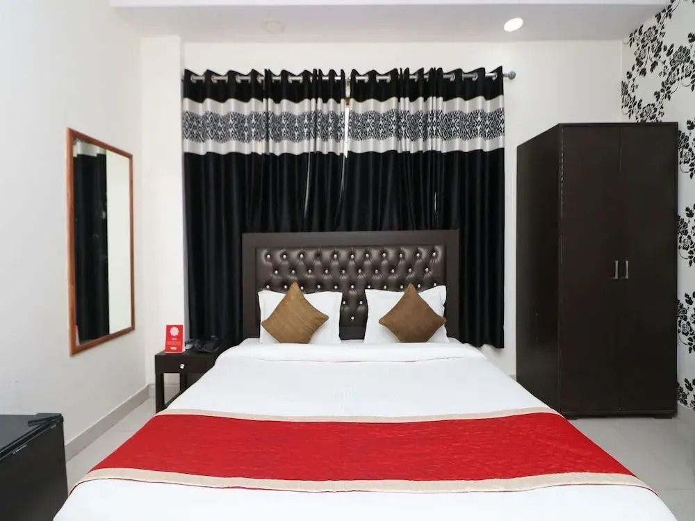 Gold Star Suits By OYO Rooms