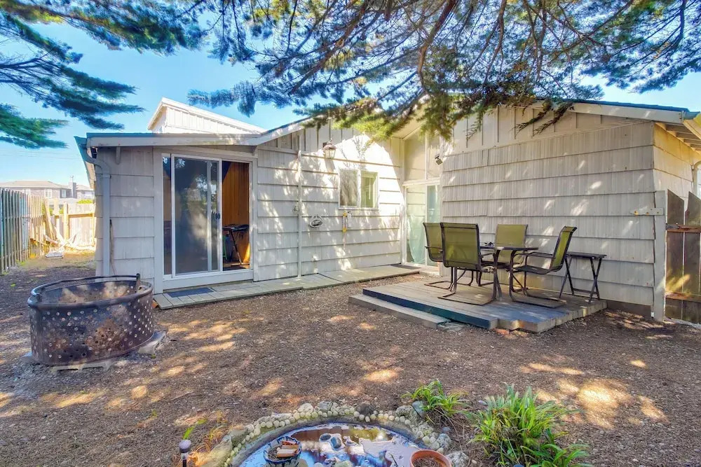 Bandon Home w/ Patio, Steps to South Jetty Park