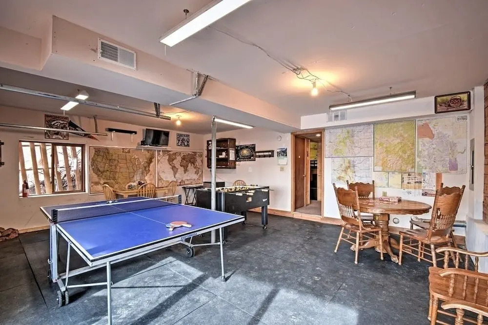 Secluded W/ Game Room & Huge Wraparound Deck 3 Bedroom Cabin