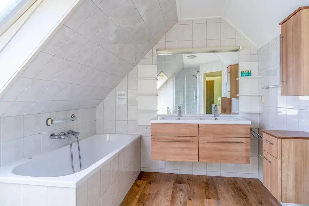 Charming Villa With Spacious Garden on the Water