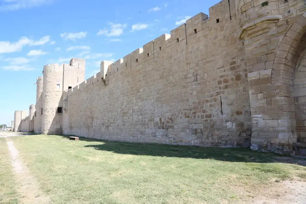 Artemia Aigues-Mortes - Hôtel avec piscine - Bornes électriques - Parking privé - Local vélo-moto