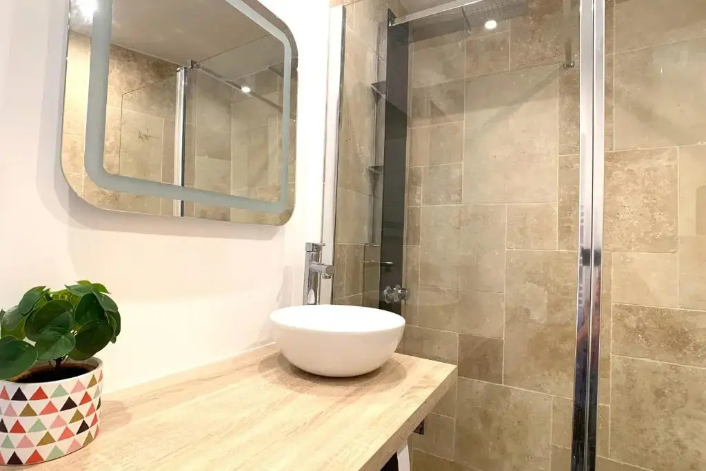 Renovated apartment AC - wifi - 2-4pers - Center Antibes rue James Close